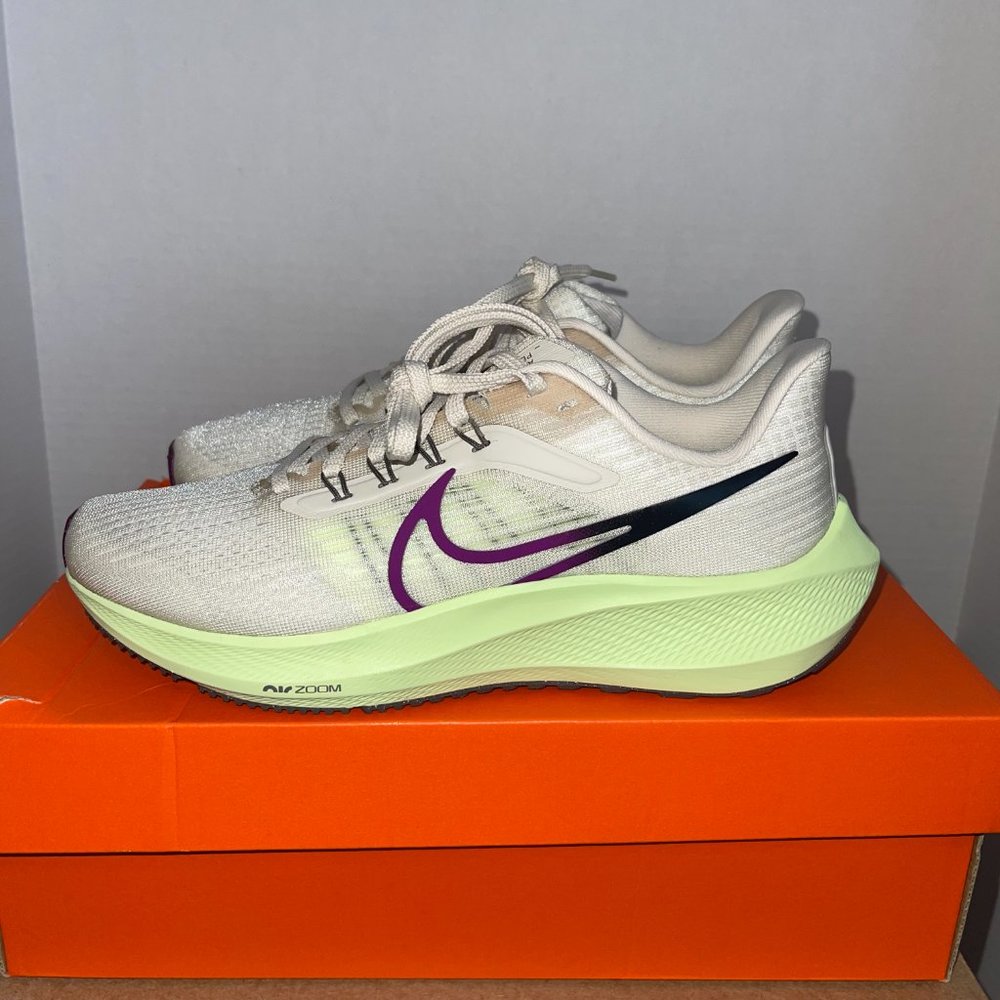 BRAND NEW NIKE WOMEN AIR ZOOM PEGASUS 39 (DH4072 101) 'RED PLUM VOLT' SIZE 10
